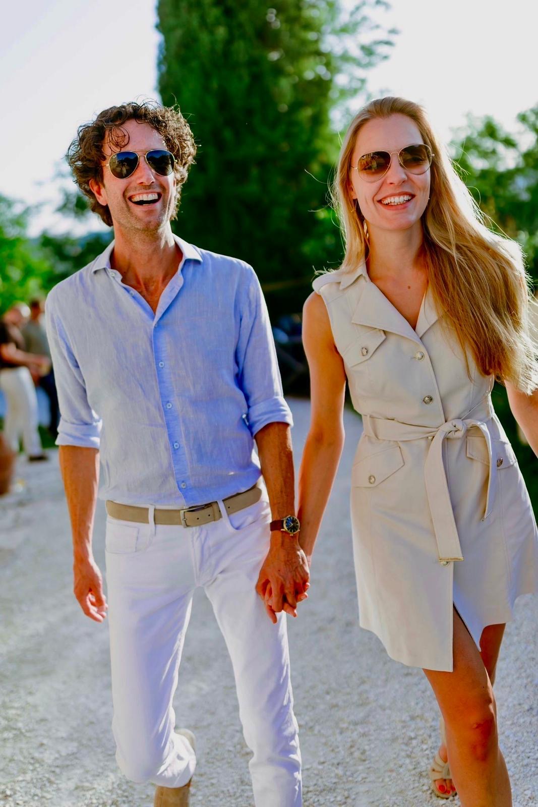Michiel en Emma lachend in de zon